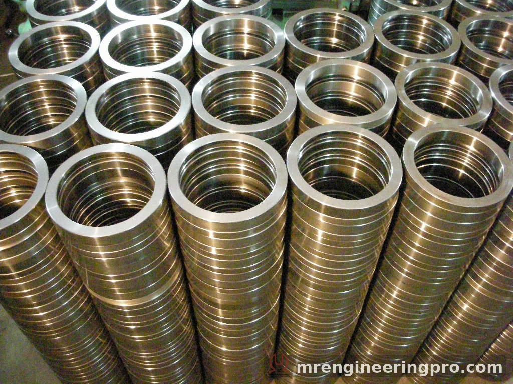 Machined weld-on end rings DN125 Schwing type, stacked in quantity