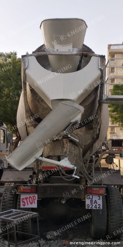 Inlet and outlet chutes on a transit mixer